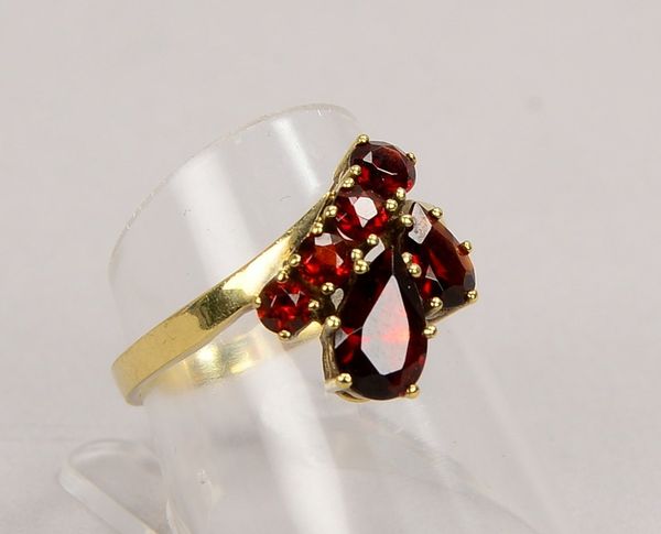 Ring, 333 GG (gest.), mit 6-fachem Granatbesatz; RG 56, Gewicht 2,60 g