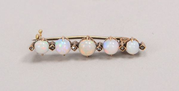 Brosche, 585 RG (gest.), mit 5 Opalcabochons und 6 Diamantsplittern; Gewicht 2 g