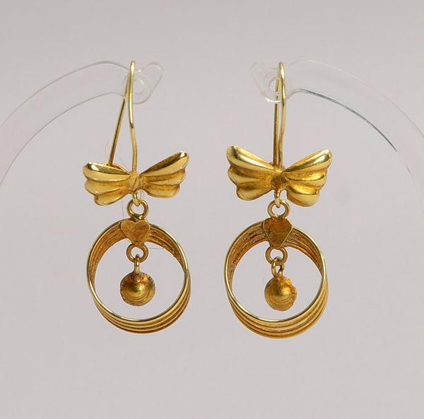 Paar Ohrhänger, 333 GG (gepr.), jeweils mit bewegl. Goldkugel; Länge 4 cm, Gewicht 3,20 g
