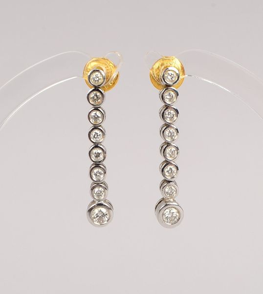Paar Ohrhänger, 750 WG/GG (gest.), mit je 8x kl. Diam.; Länge 2,5 cm, Gewicht 4,40 g