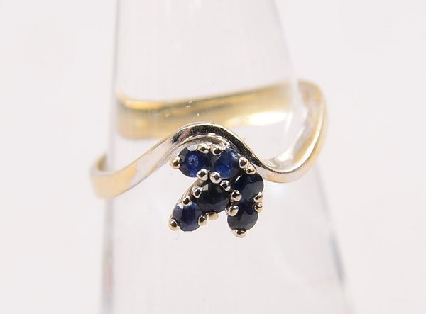 Ring, 585 WG (gest.), mit 6-fachem Saphirbesatz; RG 49, Gewicht 2,10 g