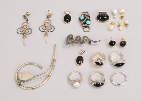 Silberschmuck: Anh., Broschen und Ringe, Gewicht 70 g; anbei 2x Perlen-Ohrst.