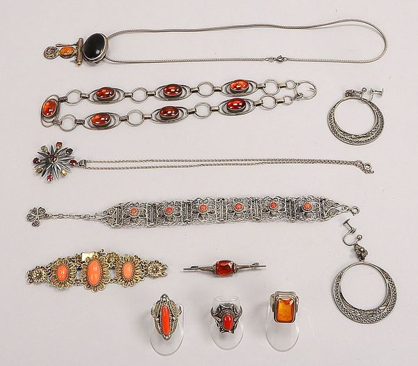 Silber-Halsketten, Armbänder, Ringe, u.a. (mit Koralle, Onyx, Bernstein, u.a.); Gewicht 110 g