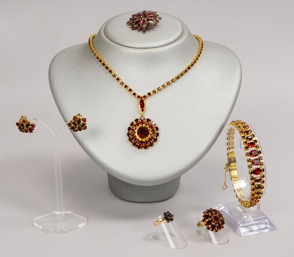 Granat-Collier, Armband, Brosche, Paar Ohrclips und 2x Ringe/1x 585 GG, Gewicht 1,80 g
