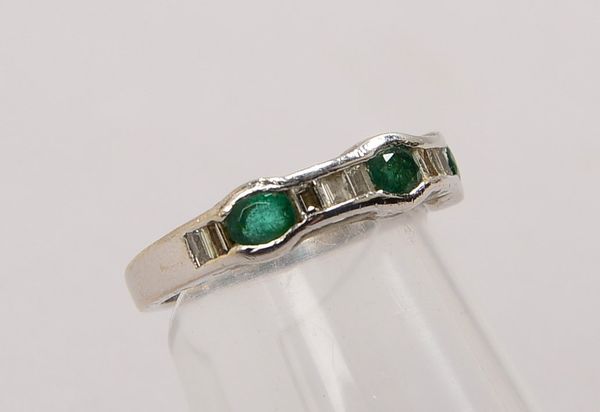Ring, 750 WG (gest.), mit 3x Smaragden und 10x Diam.; RG 49, Gewicht 3,30 g