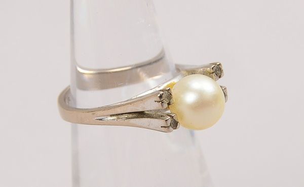 Ring, 585 WG (gest.), mit einzelner Perle und 4x Begleitdiam.; RG 49, Gewicht 4 g