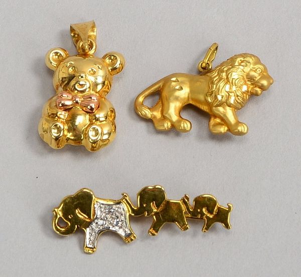 333 GG-Brosche und Anh. Löwe, Gew. 4 g; und 555 GG-Anh. Teddybär, Gew. 3 g
