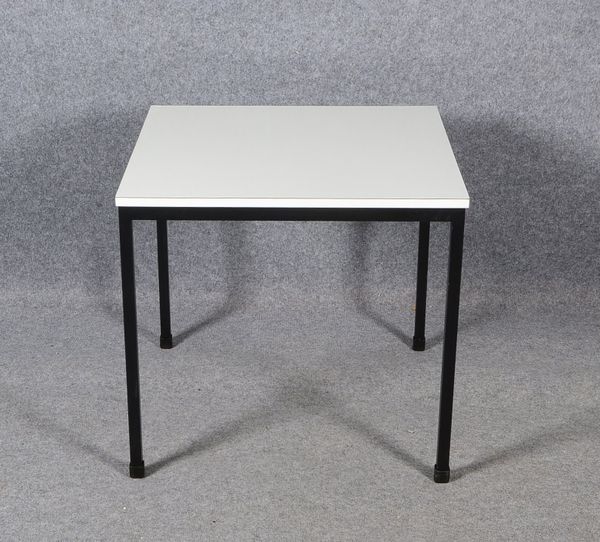 Thonet, Beistelltisch, Stahlrohr und Resopal/Holz; Maße 70 x 70 x 65 cm