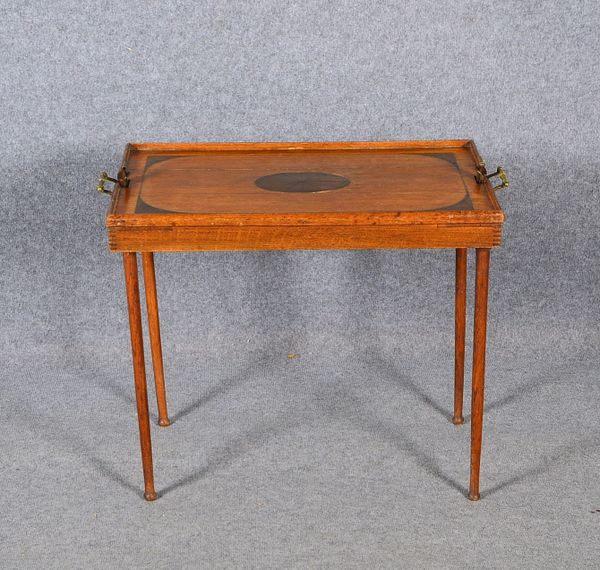 Captain's Table, Nussbaum/Kupferblech, Beine ausklappbar; Maße 60 x 70 x 44 cm
