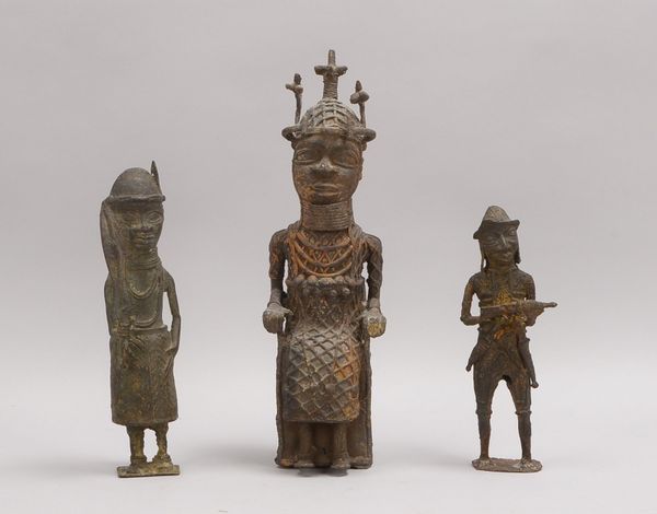3 Gelbguss-Figuren (Afrika): Häuptling, Lanzenkrieger, und Soldat; Höhe 21 - Höhe 33 cm
