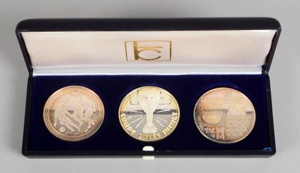 3 Gedenkmünzen, Fußball-WM 1974, 1.000/1.000 Feinsilber, im Etui; Gewicht 45,75 g