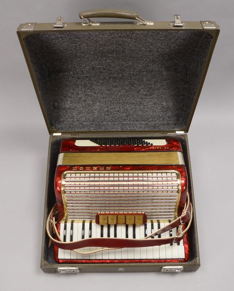 Akkordeon, Hohner Concerto III, sehr gepflegt, im orig. Koffer; Breite 42 cm