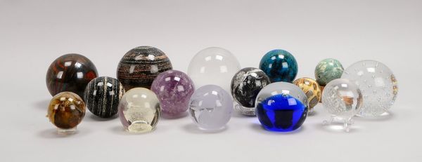 15 Paperweights/Kugeln, versch. Materialien/Ausf. (Glas, Quarz, Azurit, u.a.)
