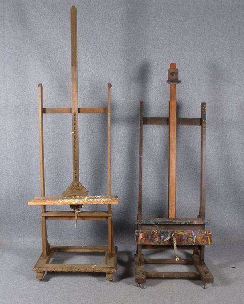 2 große Atelier-Staffeleien/davon 1x mit Gewindeaufzug; Höhe 200 cm/248 cm