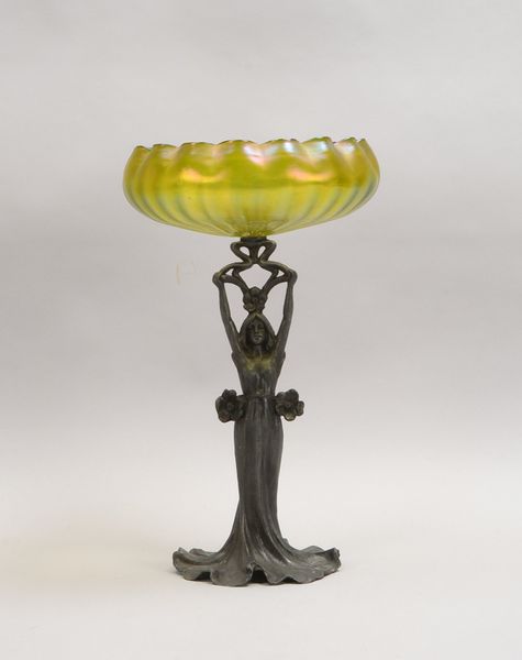 Tischaufsatz, figürl. Weißmetall-Schaft mit grün iris. Glasschale; Höhe 44 cm, Ø 26 cm