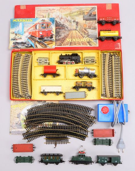 Märklin/Fleischmann-Konvolut: jeweils mit Lok/div. Waggons, Schienen, 1x Trafo