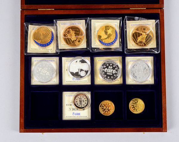 11 Gedenkmedaillen (Europa): 4x 999/1.000 Feinsilber, Gewicht je 20 g; 7x Neusilber