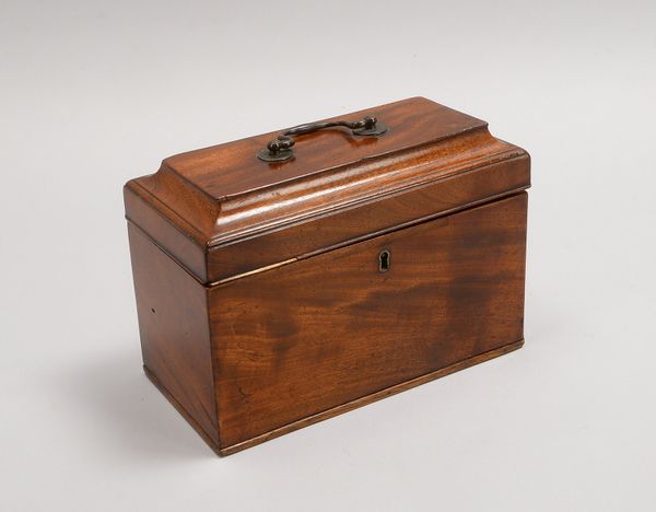 Reiseschatulle, Mahagoni, 3-f. Auftlg./mit Deckel, Tragegriff; Maße 16 x 24 x 12 cm