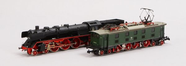 2 Modelleisenbahnen, Märklin Spur H0: Modell-Nr. 3085 und Modell-Nr. 3366, in OVP