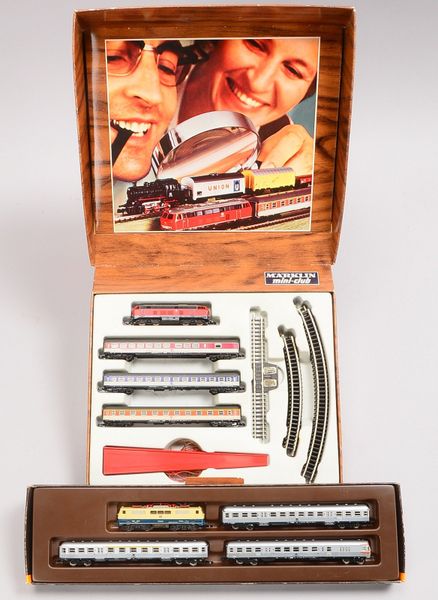 2 Modelleisenbahn-Sets, Märklin Mini-Club: Modell-Nrn. 8101 und 8902, in OVP
