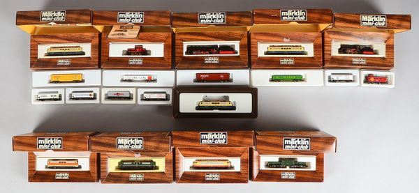 Modelleisenbahn-Konvolut, Märklin Mini-Club: div. Loks, dazu 10x Güterwaggons