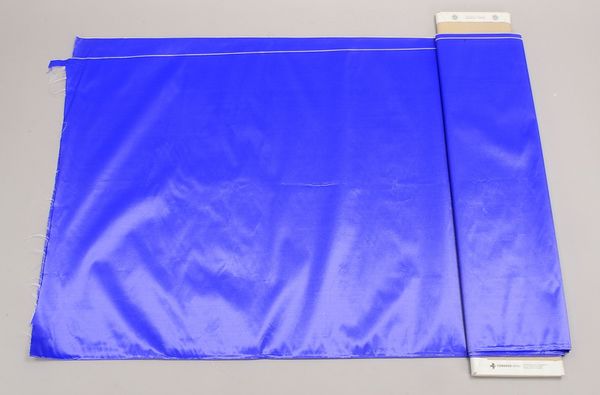Escada/Italien, orig. Kleiderstoff, exklusive italienische Atlasseide, mittelblau