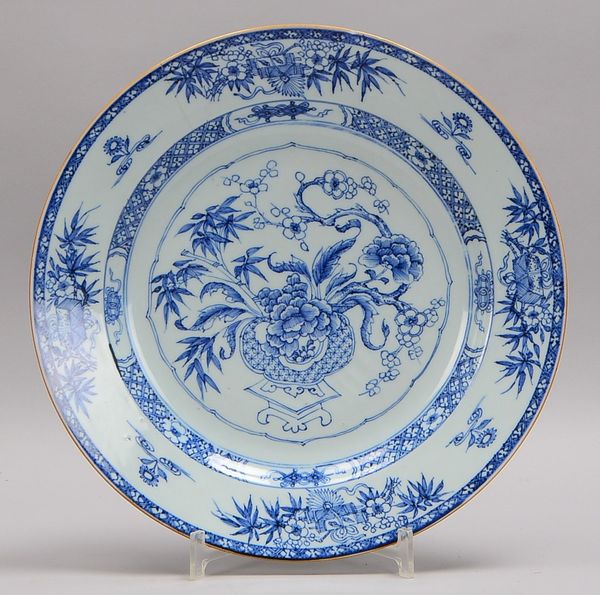 Porzellanteller (ungemarkt), bl. Unterglasurdekor, Vasenarrangement; Ø 35 cm