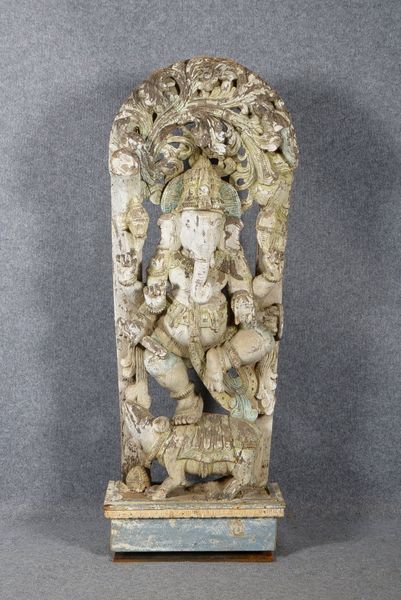 Holzskulptur (Indien), Ganesha, Reste weißer Fassung; Höhe 156 cm, Breite 56 cm