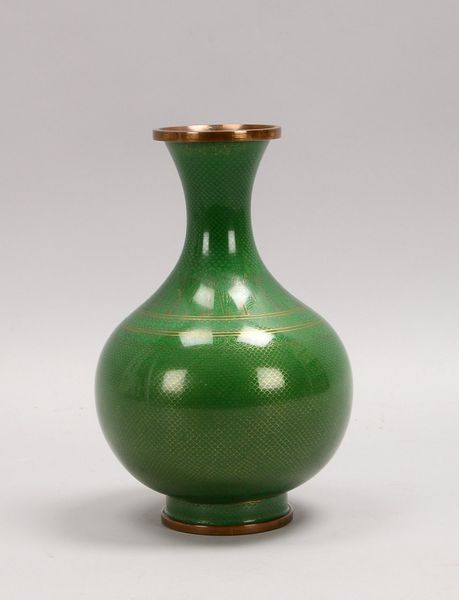 Tischvase, ovoid, mit Cloisonné auf dunkelgrünem Grund; Höhe 22,5 cm