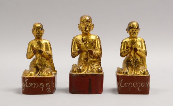 3 Holzskulpturen (China), Betende Mönche, Holz rot/goldgefasst - ohne Hände