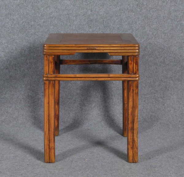 Beistelltisch, Ulmenholz, quadrat. Deckplatte; Höhe 54 cm, Breite 41 cm, Tiefe 40 cm