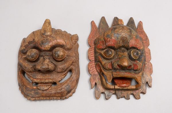 2 Tanzmasken (China), rituelle Drachenmasken, Holz handgeschnitzt, Reste von Fassung