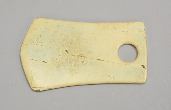 Jade-Schnitzerei/Amulett, axtförmige Ausf., feine Ziselierungen, 1x Bohrung für Aufh.