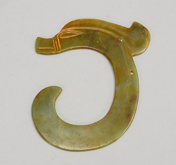 Jade-Schnitzerei/Amulett, Drache - stilisierte Ausführung, 1x Bohrung für Aufh.