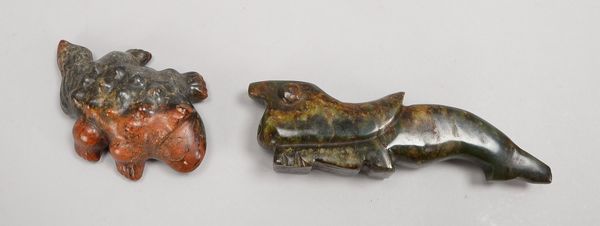 2 Jade-Schnitzereien, Krokodil/Fabelwesen - 1x mit Bohrungen für Aufh.