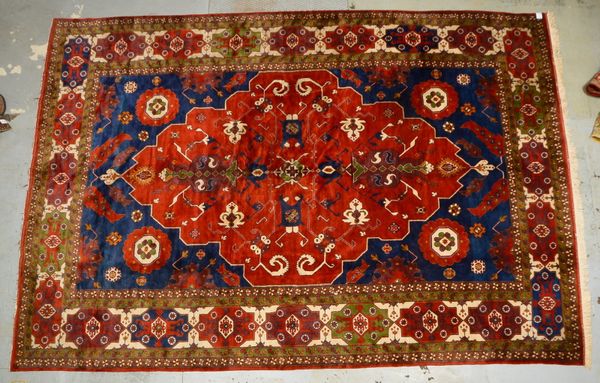 Orientteppich (wohl Azerbaijan), mittelfeine Kn., guter Zust.; Maße 470 x 322 cm