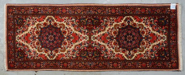 Sarough - kleines Galerieformat, feine Knüpfung, mit Rosenmotiven, guter Zustand