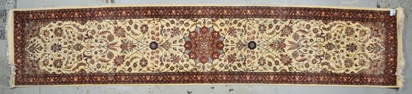 Galerie (Indien), feste mittelfeine Knüpfung, hellgrundig, guter Zustand