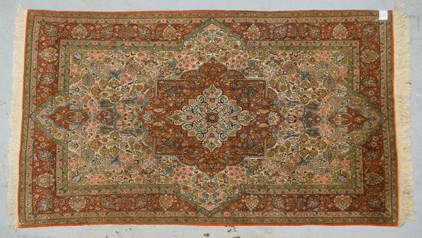 Orientteppich, feine Knüpfung, mit Seidenanteilen, ringsum komplett