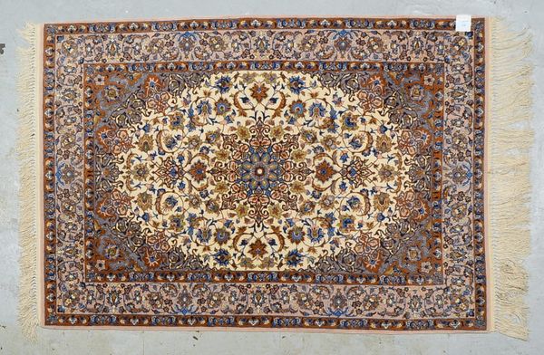 Isfahan, Korkwolle auf Seide, sehr feine Knüpfung, ca. 850.000 Knoten/qm, guter Zustand