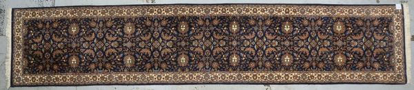 Indo-Galerie, feste mittelfeine Knüpfung, hochflorig - Flor in gutem Zustand; Maße 402 x 82 cm