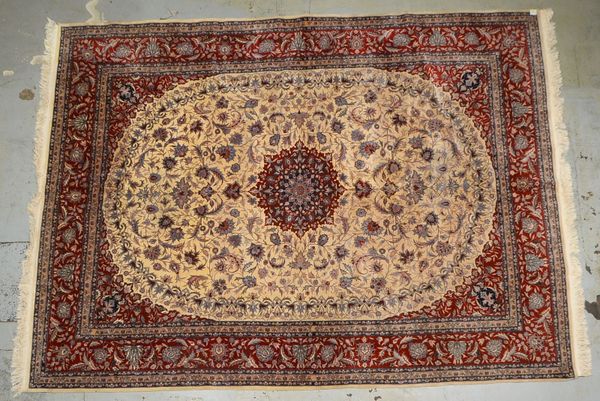 Isfahan, sehr feine Knüpfung, ca. 650.000 Kn./qm, guter Zustand; Maße 373 x 280 cm
