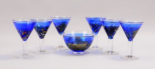 Kosta Boda Glaskunst, Anbietschale mit 6-teiligem Gläser-Satz, Glas blau unterfangen, mit farbigen E