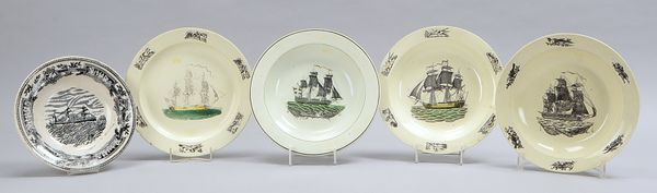 5 Pearlware-/Creamware-Teller, partiell polychrom gefasst (nautische Motive), versch. Ausf.