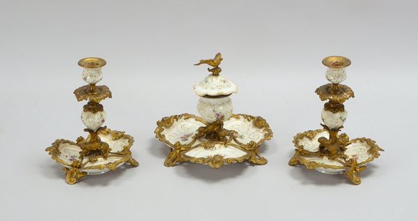 KPM Berlin, Sammler-Schreibtischgarnitur, Porzellan und Bronze, mit Blumendekor und rocaillierter Br