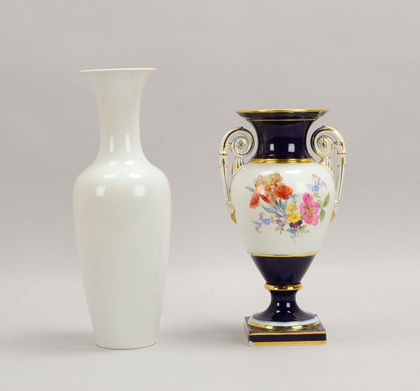 2 Porzellanvasen: 1x KPM, Höhe 33,5 cm; 1x Meissen, florales Dekor, Höhe 28 cm
