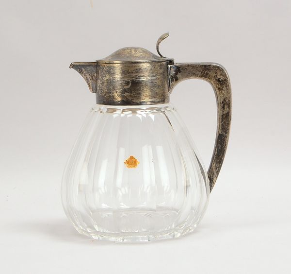 Glaskaraffe, Kristallglas, 800 Silber-Griffen/Montierung, facettierter Korpus; Höhe 24 cm