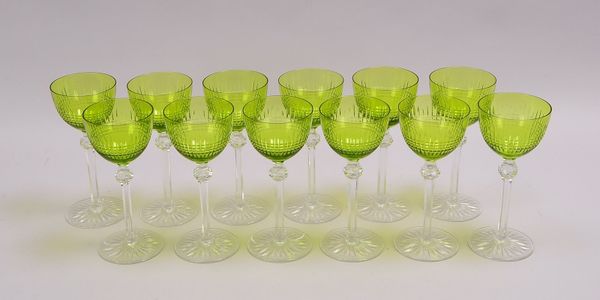 Satz Weingläser, grüne Kuppa auf Klarglas-Stiel und Scheibenfuß, Glas teils geschliffen, 12 Stück; H