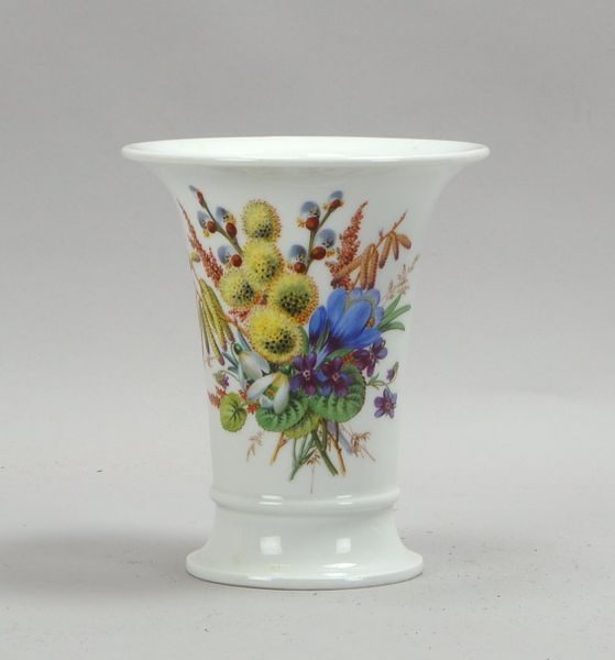 Meissen (3-geschliffen), Porzellan-Trichtervase, Wandung mit polychromer Handbemalung ('Feldblumen u