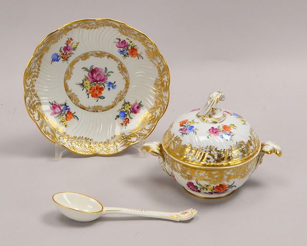 Potschappel/Dresden, kleine Deckelterrine auf Unterteller, mit Blumendekor und Goldstaffage, Akanthu